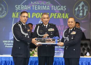 AZMI Ahmad (tengah) menyaksikan penyerahan tongkat kuasa pada Majlis serah terima tugas jawatan Ketua Polis Perak di Ipoh hari ini. - UTUSAN/MUHAMAD NAZREEN SYAH MUSTHAFA