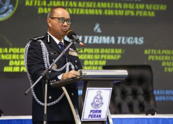 NOOR Hisam Nordin berucap pada majlis serah terima tugas jawatan Ketua Polis Daerah di Mes Pegawai Kanan Polis Perak di Ipoh hari ini. - UTUSAN/MUHAMAD NAZREEN SYAH MUSTHAFA