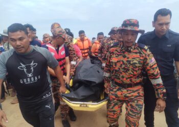 PASUKAN penyelamat dan orang awam mengangkat mangsa lemas di Muara Sungai Keluang, di Besut, Terengganu. - UTUSAN/WAN ZURATIKAH IFFAH WAN ZULKIFLI