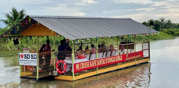 Melayari sungai sambil menjamu selera