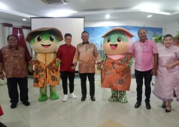 AHMAD Ridzwan Abd. Rahman (tengah) menerima sumbangan maskot ‘Awang Nelang’ dan ‘Mek Ara’ daripada Gabungan Dewan Perniagaan Terengganu, di Kuala Terengganu, Terengganu. - UTUSAN/KAMALIZA KAMARUDDIN