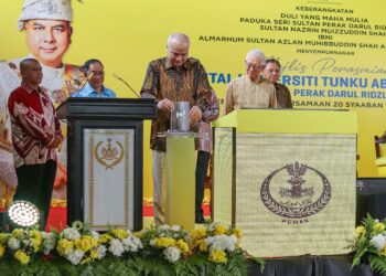 SULTAN Nazrin Muizzuddin Shah merasmikan Hospital Universiti Tunku Abdul Rahman (UTAR) di Kampar hari ini. - UTUSAN/MUHAMAD NAZREEN SYAH MUSTHAFA