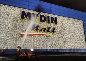 KEBAKARAN pada papan tanda Pasar Raya Besar Mydin Meru Raya di Ipoh semalam. - UTUSAN/IHSAN JBPM