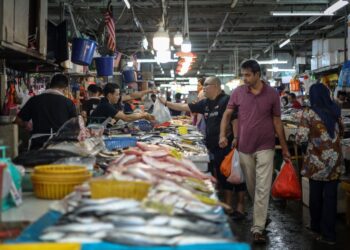PENIAGA diingatkan untuk tidak memindahkan kos kenaikan operasi kepada pengguna susulan pelaksanaan Perintah Gaji Minimum baharu.-GAMBAR HIASAN