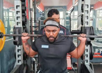 DR. KJEY Prabakaran Thevar melakukan latihan intensif aktiviti kecergasan sambil dipantau jurulatih bertauliah selama sembilan minggu di Gym Temerloh Life Fitness di Temerloh, Pahang. – UTUSAN/SALEHUDIN MAT RASAD
