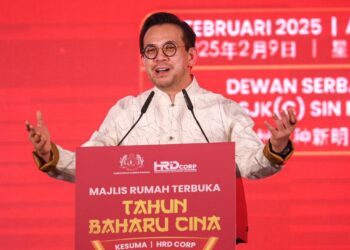 STEVEN Sim Chee Keong berucap pada Majlis Rumah Terbuka Tahun Baru Cina KESUMA di Dewan Serbaguna Lembaga Pengelola SJK (C) Sing Ming Puchong.-UTUSAN/ISKANDAR ISHAK