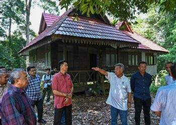 AHMAD Said (tiga dari kanan) melakukan lawatan ke rumah peranginan yang terbiar di Tasik Kenyir, Kuala Berang, Terengganu. - UTUSAN/PUQTRA HAIRRY