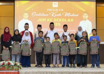 DR. ZULKIFLI Hasan  (barisan belakang, tengah) bersama penerima sumbangan kelengkapan persekolahan pada Program Sentuhan Kasih Madani Jom Ke Sekolah 2025.
di Politeknik Sultan Azlan Shah Behrang di Tanjung Malim hari ini. - UTUSAN/MUHAMAD NAZREEN SYAH MUSTHAFA