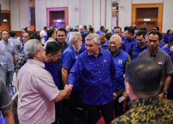 AHMAD Zahid Hamidi menghadiri Majlis Pre-Council bersama ahli-ahli Dewan Rakyat, Dewan Negara dan Ahli Dewan Undangan Negeri (ADUN) BN semalam.-FACEBOOK ZAHID HAMIDI