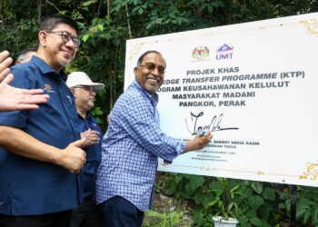 ZAMBRY Abdul Kadir merasmikan Program Pemindahan Ilmu (KTP) Program Keusahawanan Kelulut Masyarakat Madani Pangkor hari ini. - UTUSAN/MUHAMAD NAZREEN SYAH MUSTHAFA