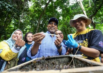 ZAMBRY Abdul Kadir (tengah) melawat tapak projek madu kelulut pada Program Pemindahan Ilmu (KTP) Program Keusahawanan Kelulut Masyarakat Madani Pangkor hari ini. - UTUSAN/MUHAMAD NAZREEN SYAH MUSTHAFA