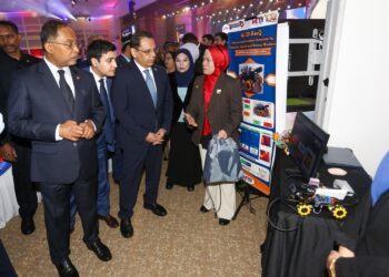 ZAMBRY Abd Kadir (kiri) dan Menteri Pengajian Tinggi, Sains dan Inovasi Republik Uzbekistan, Kongratbay Sharipov (dua dari kanan) melawat pameran pada Forum Pendidikan Tinggi Malaysia-Uzbekistan di UPSI di Tanjung Malim hari ini. - UTUSAN/MUHAMAD NAZREEN SYAH MUSTHAFA