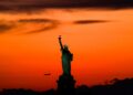 SEBUAH pesawat melintasi patung ikonik Liberty di New York, Amerika Syarikat. – AFP