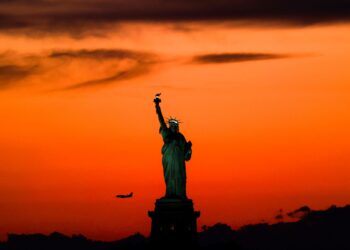SEBUAH pesawat melintasi patung ikonik Liberty di New York, Amerika Syarikat. – AFP