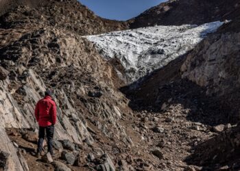 MALIM gunung profesional, Godfrey Mwangi meninjau keadaan Glasier Lewis berhampiran puncak Gunung Kenya di Taman Negara Kenya pada 7 Mac lalu. – AFP