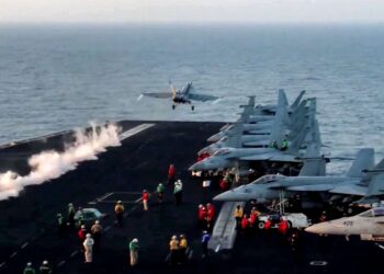 JET pejuang tentera Amerika Syarikat (AS), F/A-18 berlepas dari kapal pengangkut dalam operasi membanteras kumpulan Houthi di Yemen. - AFP