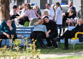 AHLI keluarga menunggu makluman terbaharu mengenai mangsa kebakaran kelab malam di Hospital Umum Kocani di Macedonia Utara. – AFP