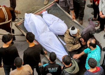 ORANG ramai melihat jenazah mangsa serangan Udara tentera Zionis di Hospital Ahli Arab di Semenanjung Gaza. - AFP