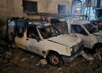 SEJUMLAH kenderaan musnah akibat bedilan roket Israel di bandar Tyre di selatan Lubnan kelmarin. - AFP