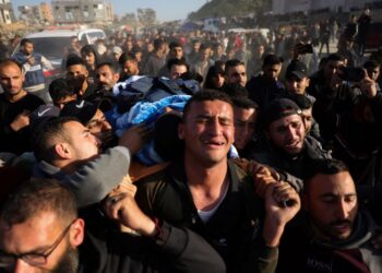 TUNJUKKAN tanda sokongan kepada  Palestin dengan  menyebarkan kebenaran dan tidak membenarkan penipuan atau menggambarkan penjajah sebagai mangsa. – AFP