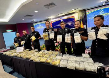 JAUTEH Dikun (tengah) menunjukkan rampasan dadah jenis syabu dalam sidang akhbar di IPK Sabah di Kota Kinabalu, hari ini. 