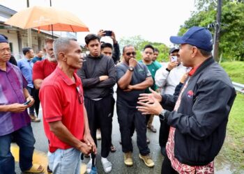MOHD. JAFNI Md. Shukor menjawab soalan orang ramai ketika mengadakan lawatan di beberapa kawasan di Skudai, Johor.