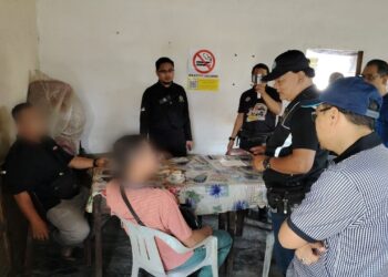 RAHMAD Mariman (dua dari kanan) melakukan soal siasat terhadap dua lelaki yang dicekup JAIM di sebuah warung bukan Islam di Bukit Rambai, Melaka. - UTUSAN/AMRAN ALI