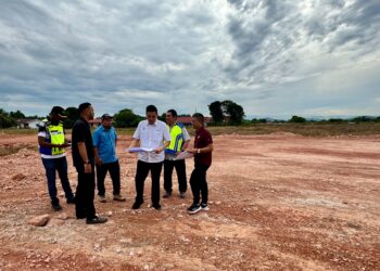 Baderul Amin (kanan) dan Mooi Lye (tiga dari kanan) ketika mengadakan tinjauan ke lokasi tambun tanah tanpa kebenaran di Permatang Ara, Permatang Pauh, Pulau Pinang hari ini.-UTUSAN/SITI NUR MAS ERAH AMRAN