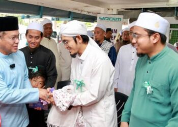 MOHD. NA’IM Mokhtar menyantuni guru-guru agama pada program Ziarah Santun Asatizah Du’at Al-Falah dan Berbuka Puasa sempena Lawatan Rasmi ke Kedah di Pondok Bukit Jagong, Pendang, malam tadi.