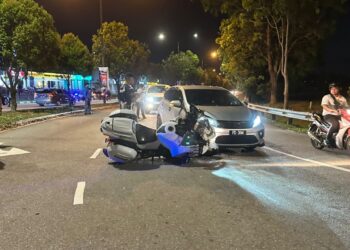POLIS pengiring Yang di-Pertua Negeri Melaka, Lans Koperal Mohd Tarmizi Manap, 50, cedera selepas motosikal berkuasa tinggi yang ditungganginya terlibat dalam kemalangan di Bulatan Seri Bayan, Durian Tunggal, Melaka, malam tadi.