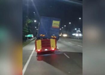 TANGKAP layar video yang tular menunjukkan sebuah treler membawa muatan senget di Lebuhraya Utara-Selatan Hubungan Tengah (ELITE), baru-baru ini.