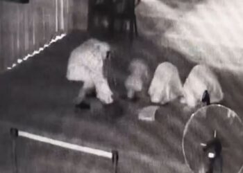 TANGKAP layar rakaman kamera litar tertutup (CCTV) menunjukkan suspek lelaki memakai telekung sebelum mencuri beg tangan seorang jemaah.
