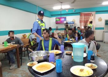 MOHD. FARED Mohd. Khalid  turut menyertai serbuan JAIJ ke atas sebuah kedai makan di kawasan Pasar Borong Pandan, Johor Bahru.