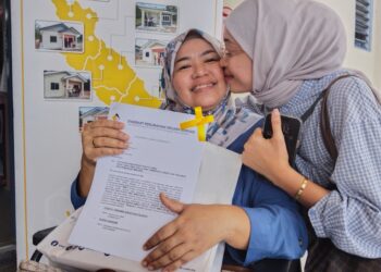 INTAN ROHAYU Yusof (kiri) menerima kucupan daripada anaknya, Intan Nurasyikin Abdul Rahim selepas Majlis Taklimat dan Penyerahan Surat Tawaran RMR 2025 di Duyong, Melaka. - UTUSAN/MUHAMMAD SHAHIZAM TAZALI