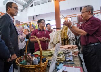 EWON Benedick melakukan tinjauan ketika Majlis Peluncuran Kempen Mari Beli Lokal Ramadan Raya 2025 di Odean, Jalan Tunku Abdul Rahman, Kuala Lumpur. - UTUSAN/M. FIRDAUS M. JOHARI