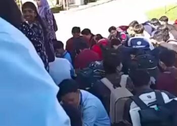 KUMPULAN pelajar Politeknik Ungku Omar  ketika simulasi Ex-Kurung 2025 dijalankan pasukan 69 Komando di kampus politeknik itu  di Ipoh, hari ini.