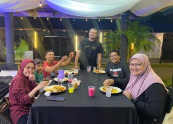 KHAIRUL A.Kadir (berdiri) melayan pelanggannya yang berbuka puasa di Teinot Cafe di Jalan Suradi, Kampung Parit Kerimun, Benut, Pontian.
