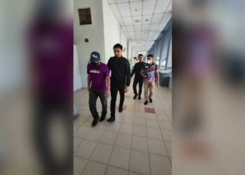 ROSDI Pilus (kiri) dan Mohd. Saiful Abdul Talib didakwa atas dua pertuduhan menggunakan invois dan dokumen palsu di Mahkamah Sesyen, Seremban, Negeri Sembilan. - UTUSAN/NOR SHAFAWATI YUP