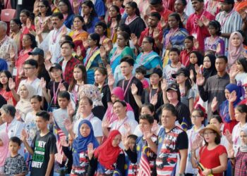 KITA sepatutnya hidup secara harmoni dalam kelebihan masyarakat berbilang kaum.