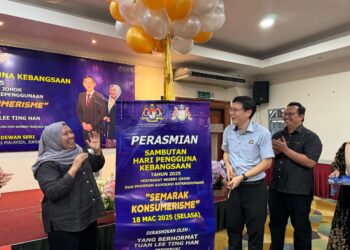 LEE Ting Han (dua dari kanan) merasmikan Sambutan Hari Pengguna Kebangsaan 2025 Peringkat Negeri di Johor Bahru, Johor.
