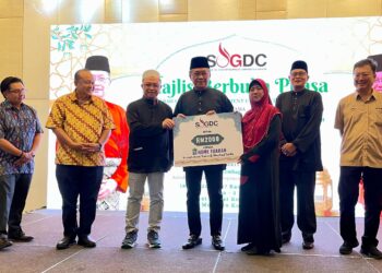 ABDUL Rahman Dahlan (tengah) menyaksikan penyerahan sumbangan oleh Pengarah Urusan SOGDC, Datuk Harun Ismail (tiga kiri) kepada Home Tuaran semasa majlis berbuka puasa SOGDC di Kota Kinabalu, semalam