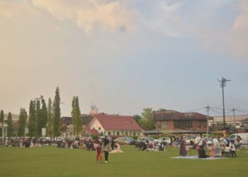 PENGUNJUNG berbuka puasa pada program Piknik Ramadan di Padang Speedy, Teluk Intan, Melaka. - UTUSAN/AIN SAFRE BIDIN