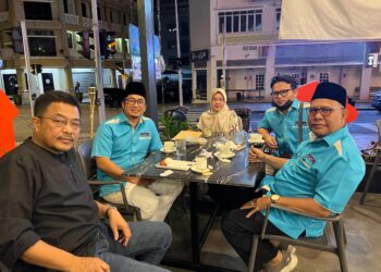 MOHD. Sharkar Shamsudin (kiri) ketika menerima kunjungan daripada wakil Persatuan Perubatan Integratif Islam Malaysia.