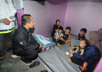 AZMAN Tamin melawat mangsa banjir yang ditempatkan di PPS SK Bukit Mutiara, Johor Bahru.