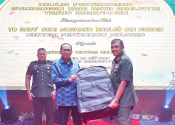 MENTERI Pertahanan, Datuk Seri Mohamed Khaled Nordin menyerahkan “Beg Raya” kepada Panglima Angkatan Tentera, Jeneral Datuk Mohd Nizam Jaafar pada Majlis Pelancaran Penyampaian Sumbangan Hari Raya Aidilfitri daripada Para Penyumbang kepada Angkatan Tentera Malaysia 2025, di Wisma Pertahanan, di sini hari ini. UTUSAN/SHIDDIEQIIN ZON