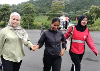 Diiringi jururawat selepas dibawa menggunakan helikopter PDRM untuk dirujuk ke HEBHK, Kluang, Johor.