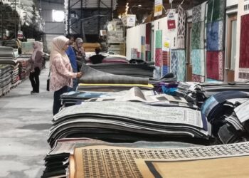SEBAHAGIAN pelanggan sedang memilih permaidani yang dijual di sebuah kedai di Pusat Perniagaan Nilai 3, Nilai, Seremban.-UTUSAN/NUR SHARIEZA ISMAIL.