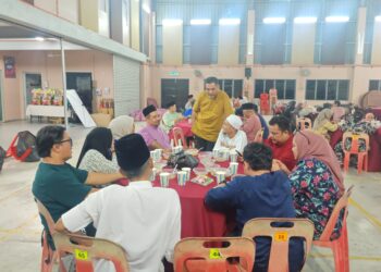 MOHD. NOOR HELMY Abdul Halem beramah mesra bersama pengamal media yang hadir pada Majlis Moreh Bersama Media yang diadakan di Kompleks Japerun Duyong, Melaka. - UTUSAN/AMRAN ALI
