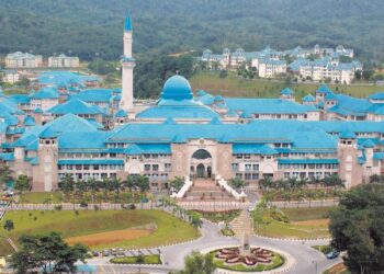 UNIVERSITI Islam Antarabangsa Malaysia (UIAM) menuntut pentadbir universiti untuk mengadaptasi pendekatan yang lebih holistik dalam setiap keputusan serta pelaksanaan dasar.