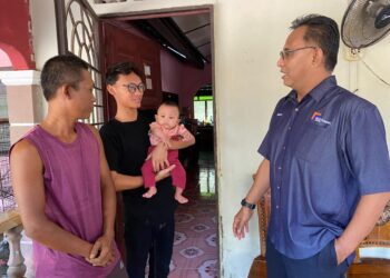 MOHAMAD KELANA Juwit (kanan) ketika melakukan ziarah ke rumah keluarga mangsa di Jalan Datuk Nawar, Jasin, Melaka.